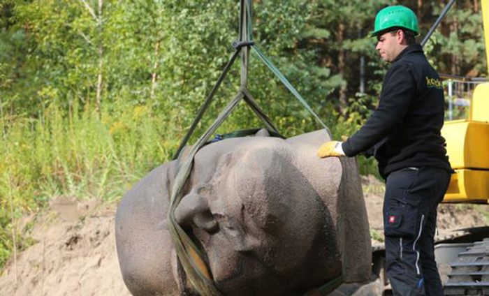 Гранитная голова Ленина была найдена в лесу на окраине Берлина
